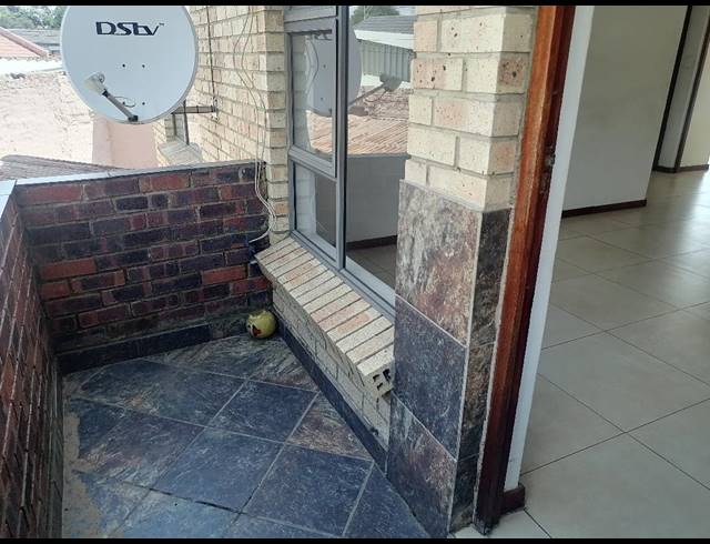 2 bed property to rent in ROBERTSHAM